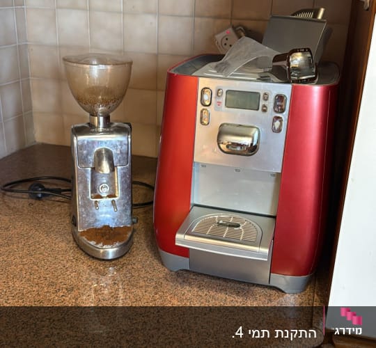 בר מים ומכונת קפה על משטח מטבח